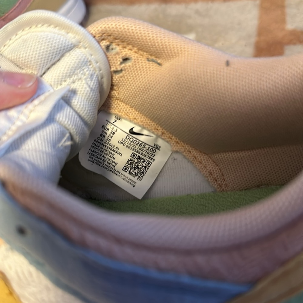 Nike shoes - Picture 3 of 4